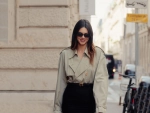 Kendall Jenner llevando mocasines con falda