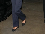 Kaia Gerber llevando jeans y bailarinas de tacón sensato