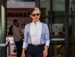 La actriz Monica Barbaro con pantalón negro y camisa
