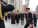 El rey King Haakon VIII llega al parlamento noruego en Oslo el día de su coronación