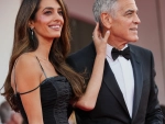 Amal y George Clooney en la alfombra roja de la Mostra de Venecia. Ella lleva vestido de Tom Ford