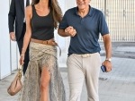 Amal y George Clooney en Venecia. Amal lleva falda de Elie Saab con abertura