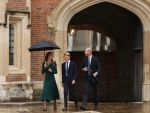 El príncipe George, acompañado de sus padres, los Príncipes de Gales, en su primer día de escuela en Eton college