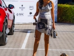 Alexandra Leclerc y su perro Leo en el paddock de Madrid con el vestido newspaper dress de John Galliano para Dior