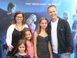 Chad Lowe con su esposa y sus tres hijas Mabel, Fiona y Nixie en una imagen de 2022