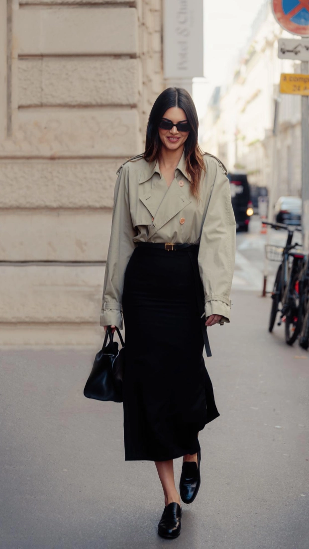 Kendall Jenner llevando mocasines con falda