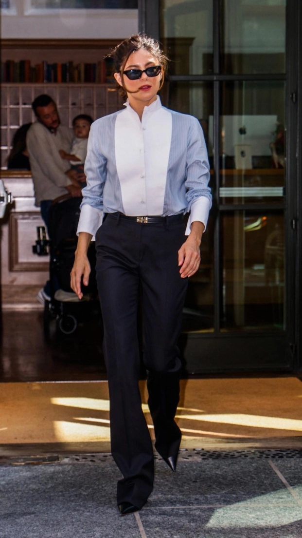 La actriz Monica Barbaro con pantalón negro y camisa