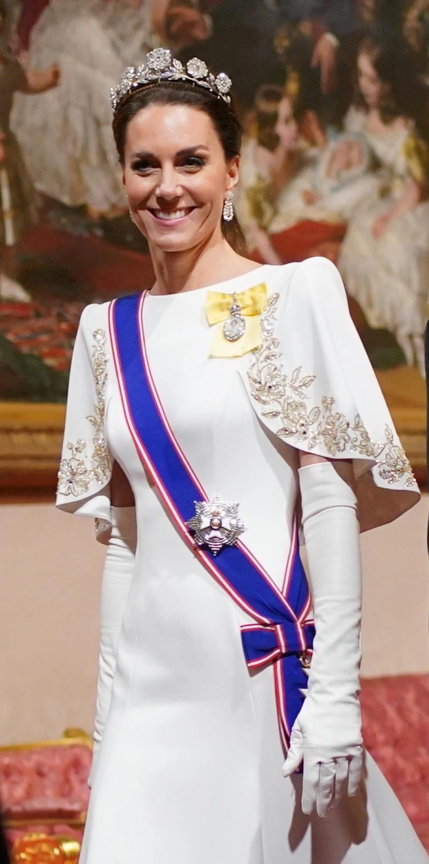 Kate Middleton con la tiara Strathmore rose en el banquete de estado en honor del presidente de Corea del Sur, Yoon Suk Yeol, en Buckingham.