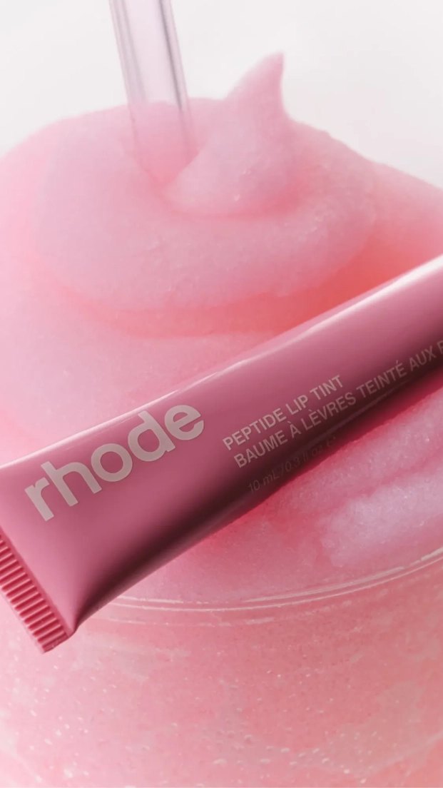 Peptide Lip Tint de Rhode combina un toque de color con un acabado brillante.