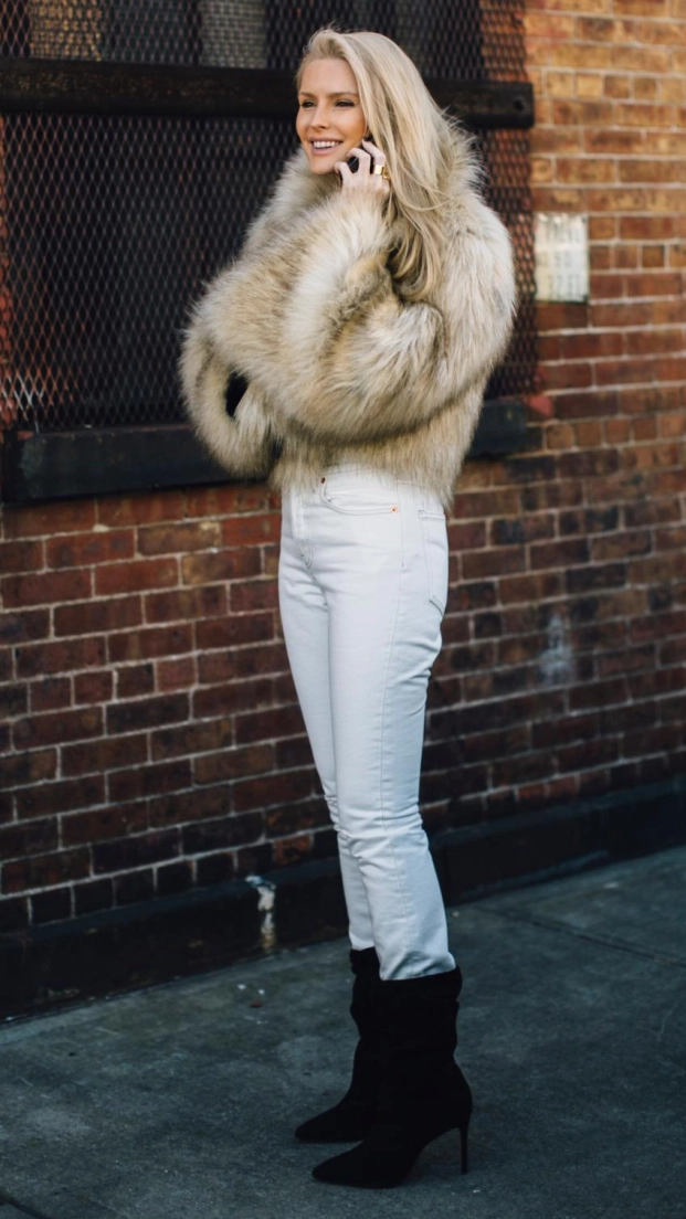 Los jeans blancos de corte slim pueden usarse con prendas top con volumen.