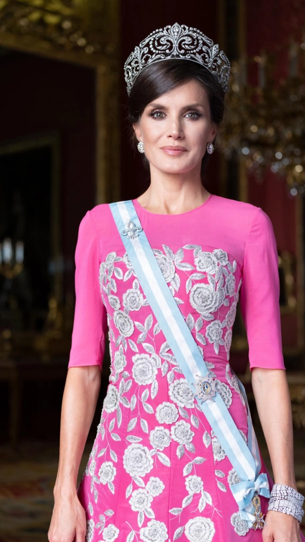 Retrato oficial de gala de la reina Letizia de España