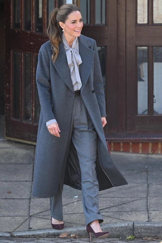 La princesa de Gales, Kate Middleton, ha llevado una de las tendencias de la temporada con una blusa con el cuello pussy bow
