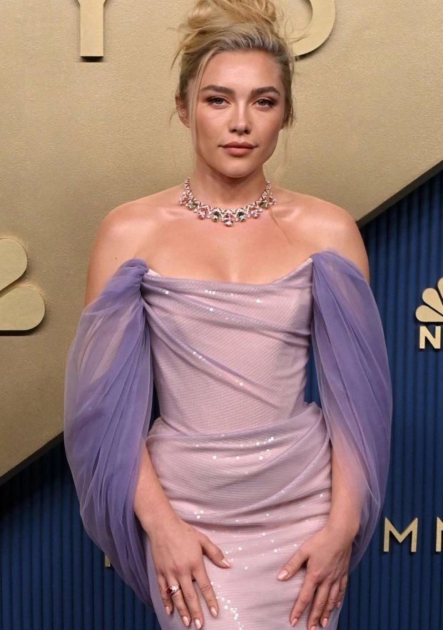 Los beauty looks de Florence Pugh en la promoción de 'Al este del edén' la serie de Netflix