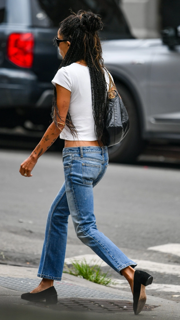 Zoe Kravitz llevando vaqueros bailarinas con tacón de 3-4 cm