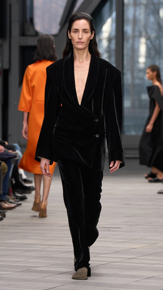 Calvin Klein F26 en la pasarela. Traje chaqueta de terciopelo negro