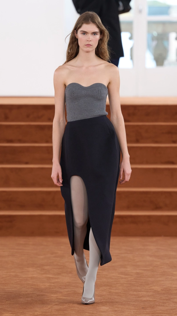 Jil Sander F26. Look de pasarela de falda con apertura