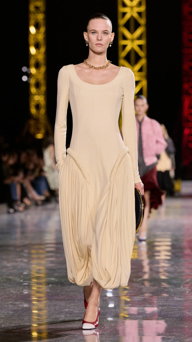 Chanel F26. Look de pasarela. Vestido color crema