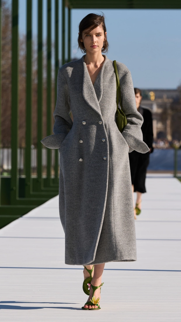 Dior F26. Look de pasarela. Abrigo de color gris y sandalias botánicas