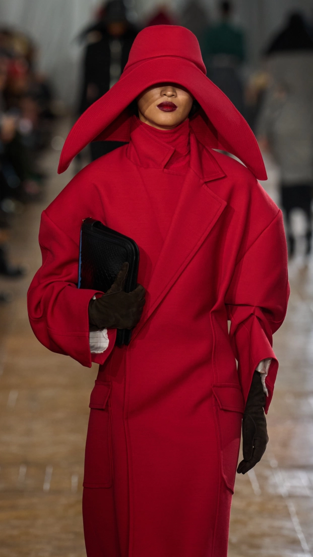 Lanvin F26. Look de pasarela en rojo con bolso negro. Abrigo y gorro rojo
