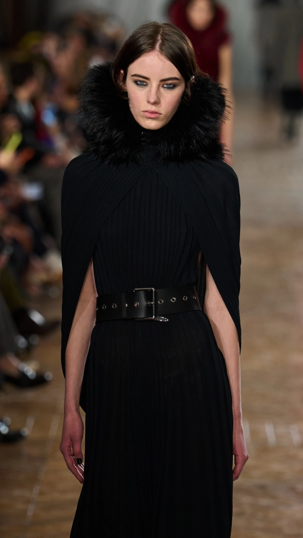 Lanvin F26. Look de pasarela negro con capa en vestido