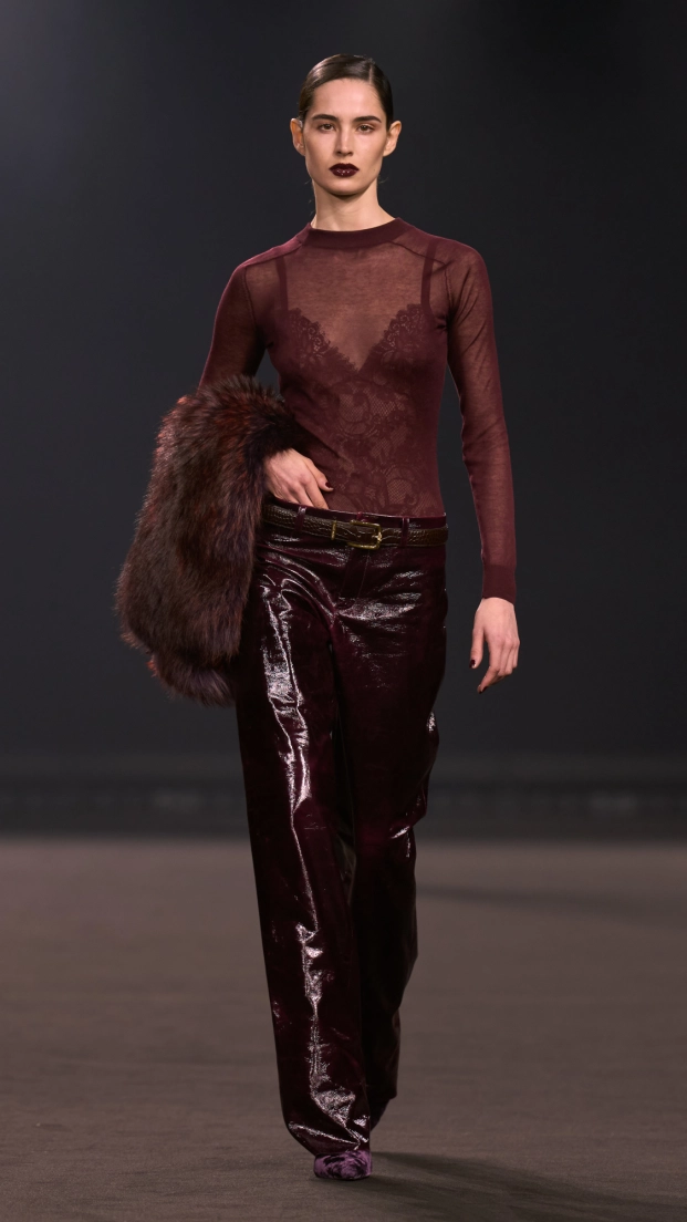 Elie Saab F26. Pantalón de cuero en color burdeos. Top de encaje y estola de pelo