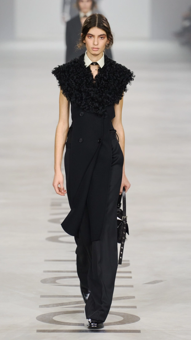 Fendi F26, tailoring, look de pasarela negro