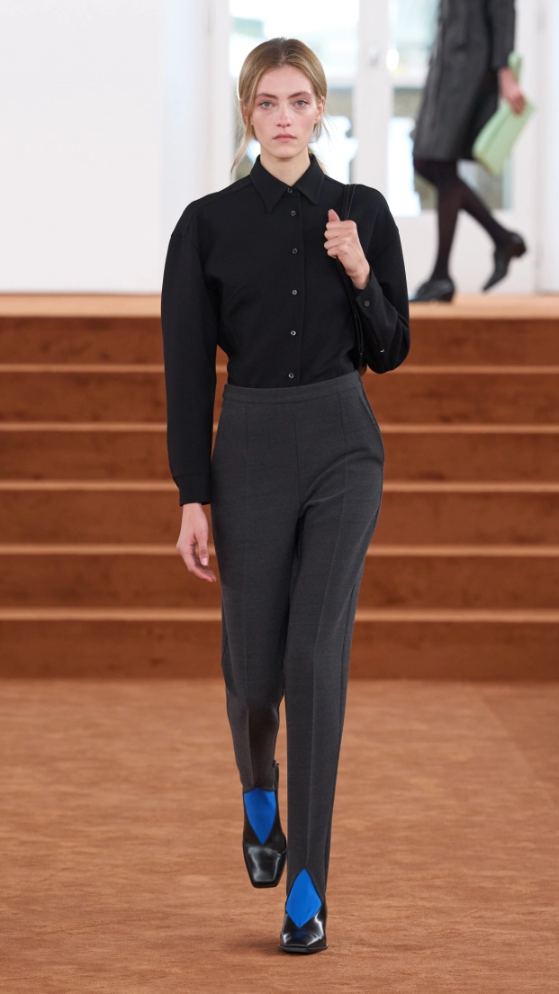 Jil Sander F26 en la pasarela con pantalón estribo y zapatos azul cobalto