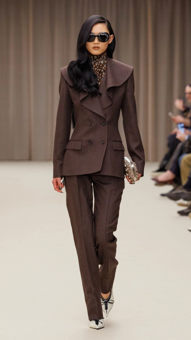 McQueen F26 en la pasarela, traje chaqueta tailoring en color café