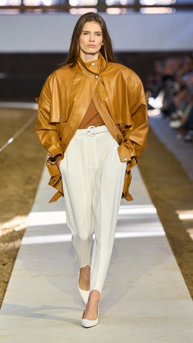 Stella Mccartney F26 en la pasarela, pantalón estribo blanco y chaqueta efecto cuero