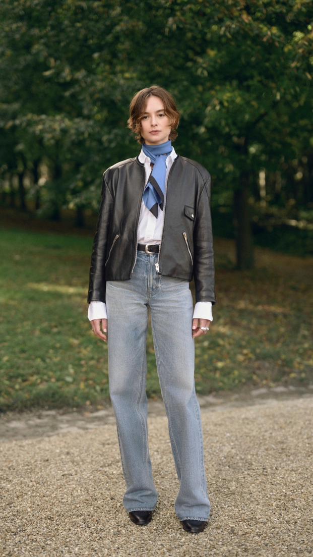 https://madame.lefigaro.fr/evasion/les-14-terrasses-cachees-les-plus-exclusives-pour-diner-au-calme-a-paris-20260722. También jeans y chaqueta de cuero