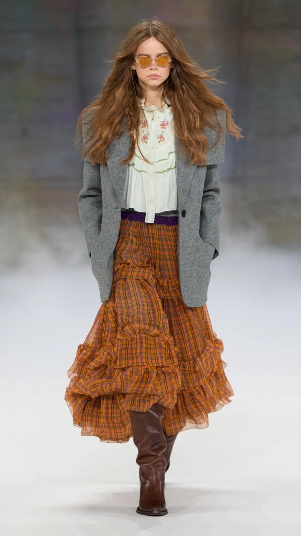 Falda boho y americana de cuadros en el desfile otoño/invierno de Chloé 26