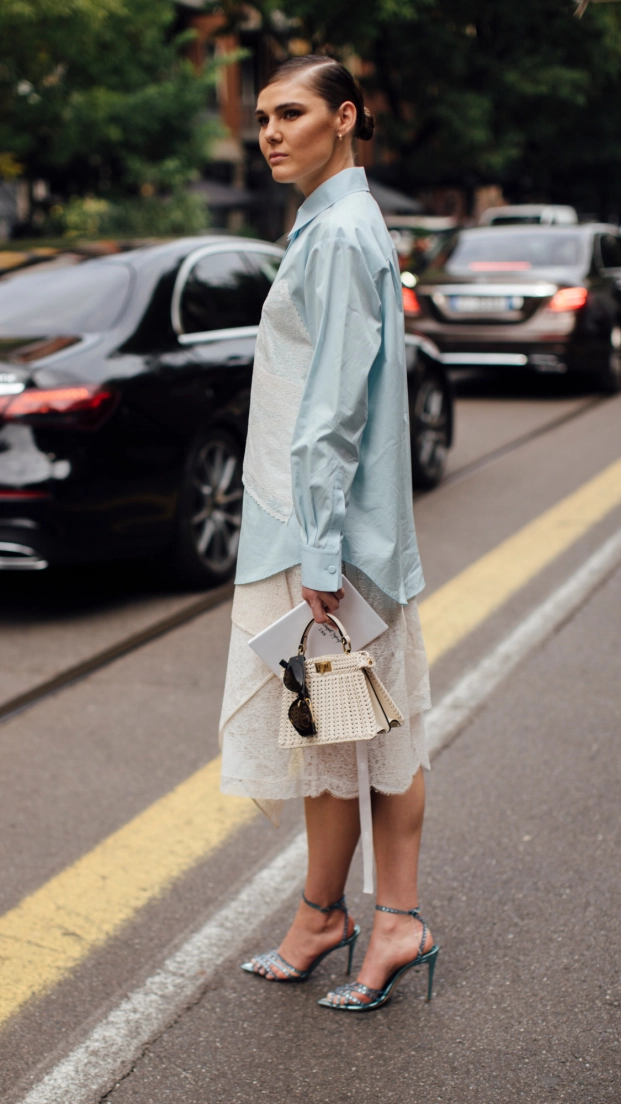 Falda lencera con camisa oversize para ir a la oficina
