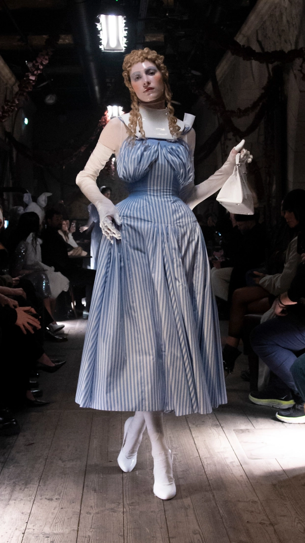 John Galliano fue director creativo de Maison Margiela, presentando una de sus colecciones más espectaculares en el 2024
