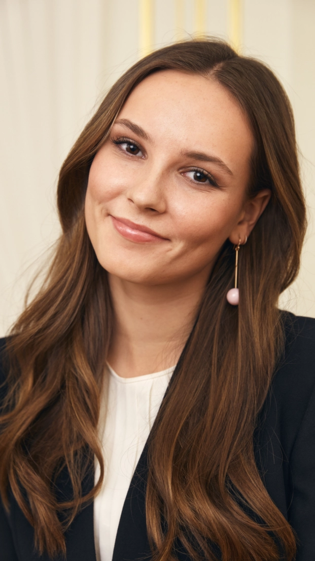 Gracias al cambio que se realizó en la constitución en 1990, la princesa Ingrid Alexandra se encontraba como segunda en la línea de sucesión al trono noruego desde su nacimiento y ante la partida del rey Haakon se ha convertido en la heredera al trono