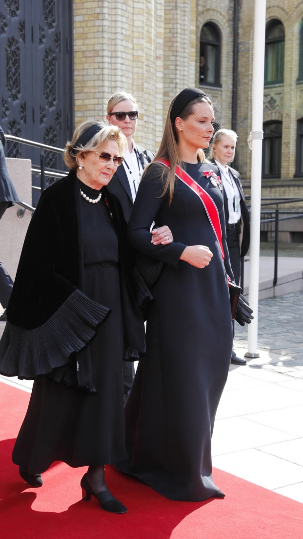 La reina Sonia de Noruega ha sido el pilar de su hijo, Haakon VIII, y su nieta, la princesa Ingrid, en este cambio en su vida