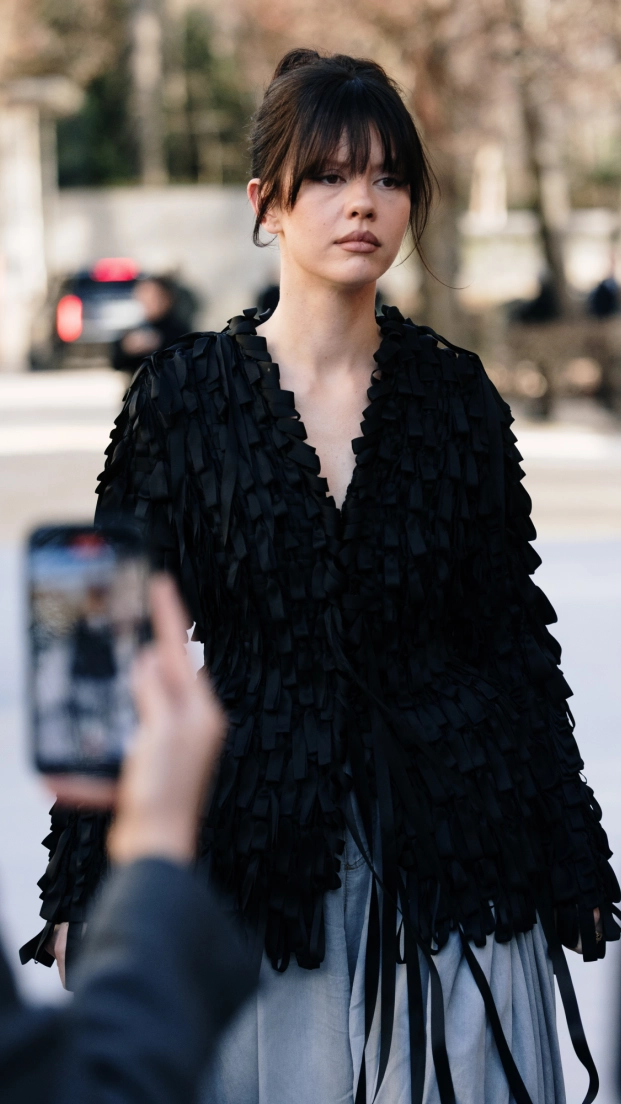 Mia Goth llegando a un desfile en París