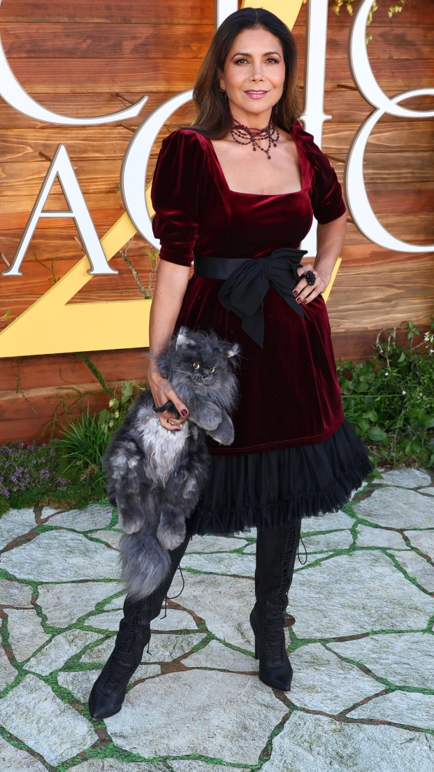 La mexicana Paty Manterola sorprendió en la premier llevando un bolso en forma de gato