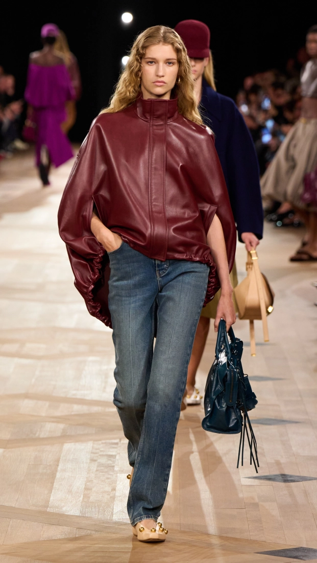 Balenciaga chamarra de cuero y pantalón de mezclilla. Otoño/invierno 26