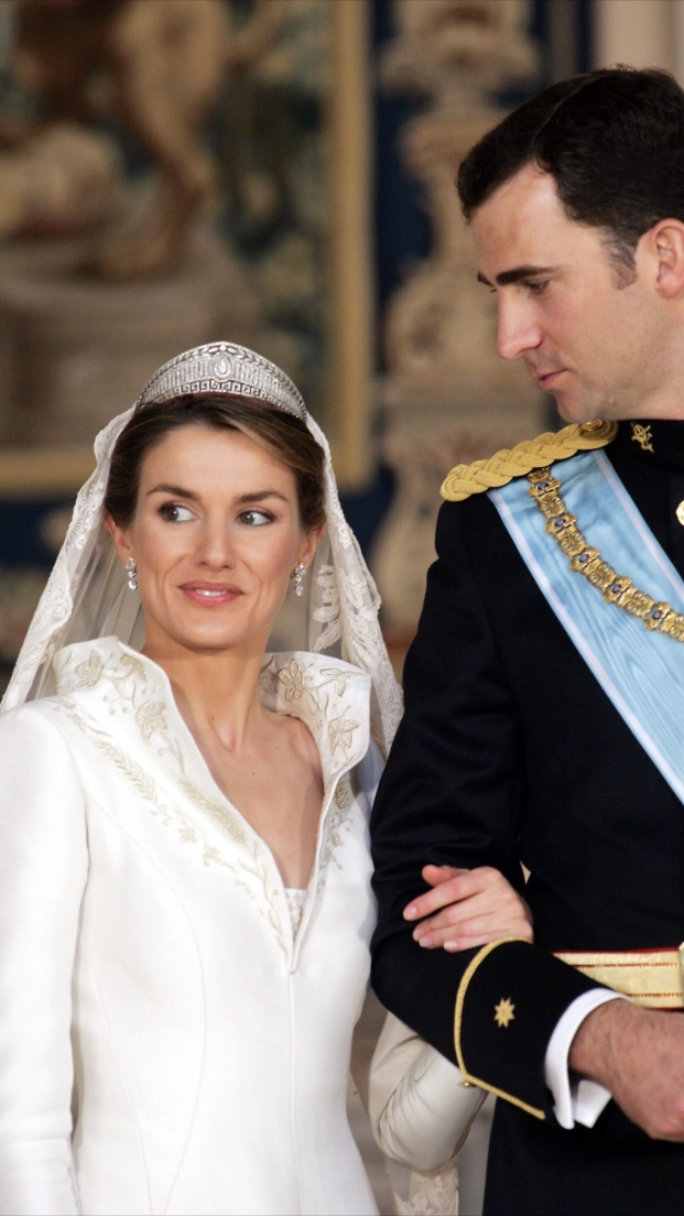BODA REAL DEL PRINCIPE FELIPE DE BORBON Y DOÑA LETIZIA ORTIZ ROCASOLANO ( CON TIARA ) , PRINCIPES DE ASTURIAS , EN LA CATEDRAL DE LA ALMUDENA . POSADO DENTRO DEL PALACIO REAL©KORPA22/05/2004MADRID *** Local Caption *** REAL WEDDING OF THE PRINCIPE FELIPE OF BORBON AND DOÑA LETIZIA ORTIZ ROCASOLANO, PRINCIPES OF ASTURIAS, IN THE CATHEDRAL OF THE ALMUDENA