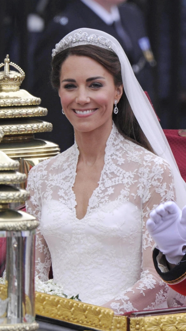 Kate Middleton con la histórica tiara Cartier Halo para el día de su boda con el príncipe William.