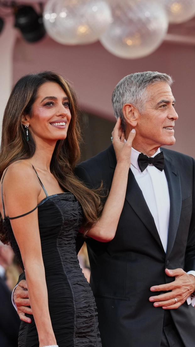 Amal y George Clooney en la alfombra roja de la Mostra de Venecia. Ella lleva vestido de Tom Ford