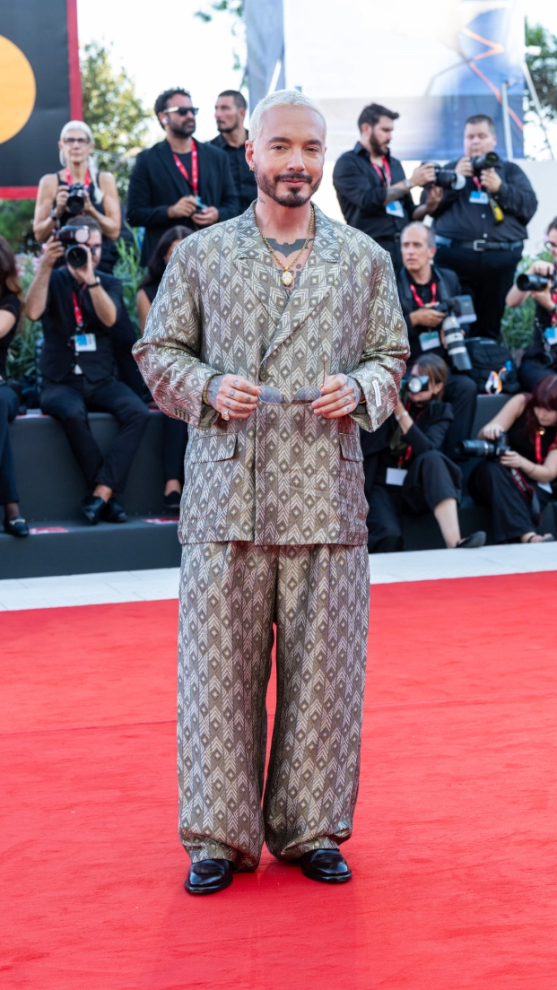 J Balvin de Emporio Armani en el festival de Venecia