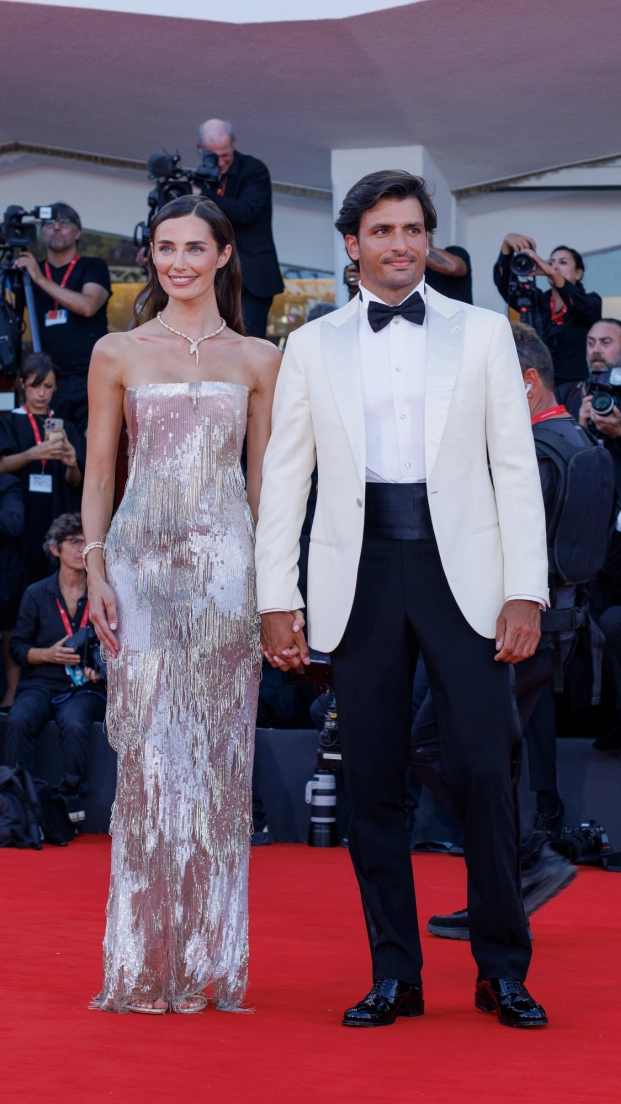 Rebecca Donaldson, de Giorgio Armani, y Carlos Sainz en la alfombra roja del festival de Venecia