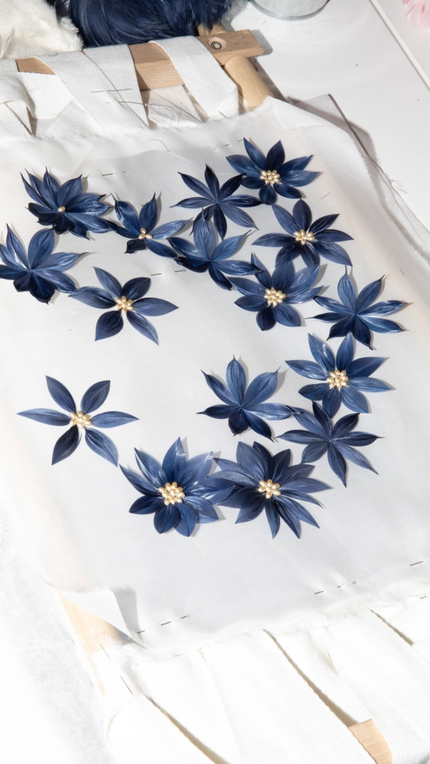 Un bordado creado por Jonathan Llense de Le19M bajo el título Lemarié Flowers