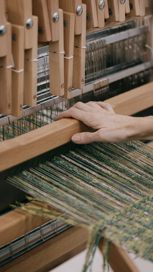 La elaboración artesanal del tweed es uno de los sellos característicos de Chanel