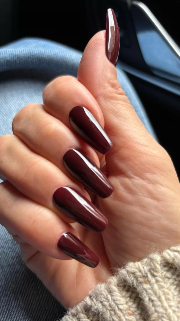 Las uñas Chocolate Cherry combinan cereza oscura y chocolate en uno de los tonos más sofisticados y favorecedores del otoño.