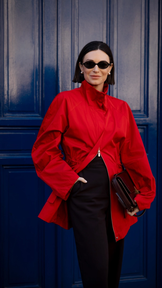 Outfits con un toque rojo en chamarra, bolso y pañuelo