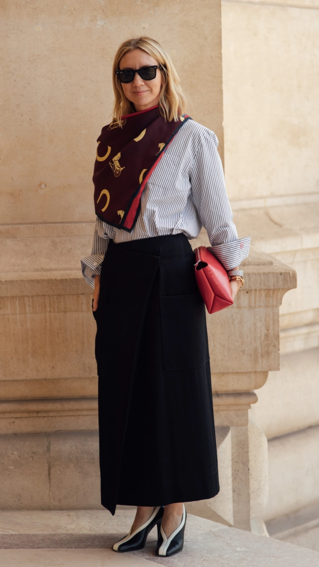 Outfits con un toque rojo en chamarra, bolso y pañuelo