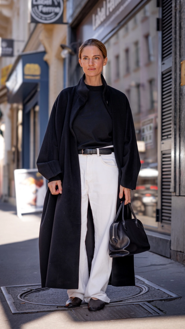 Usar jeans blancos en meses de frío es un acierto al momento de elegir el look adecuado