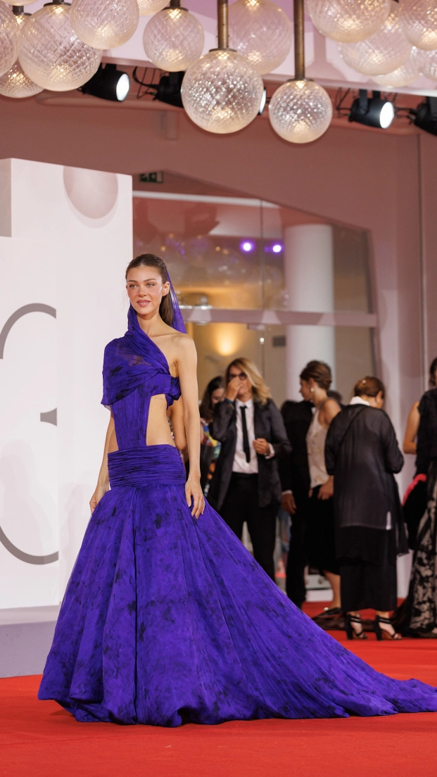 Nicola Peltz fue de las invitadas a la alfombra roja del Festival de Venecia